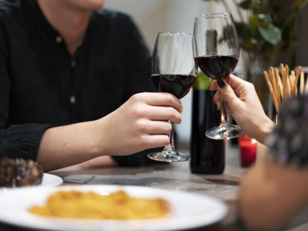 Como escolher vinho tinto para um jantar sem errar?