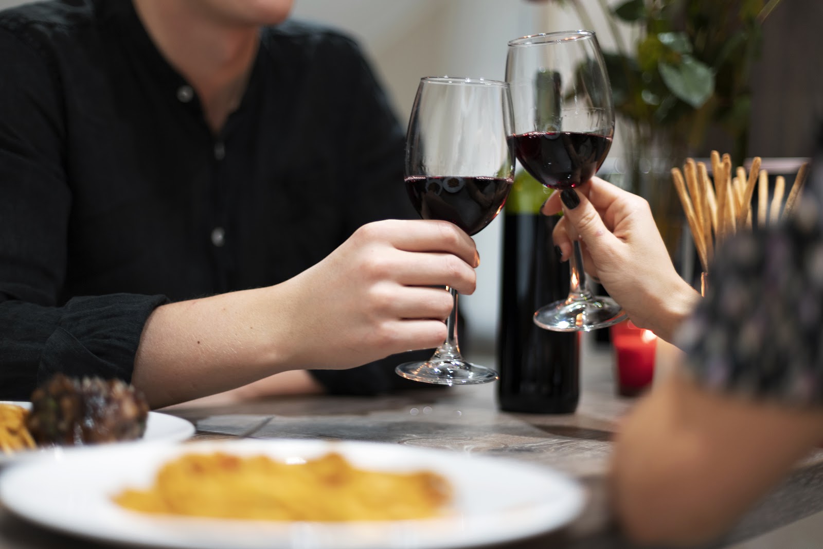 Como escolher vinho tinto para um jantar sem errar?