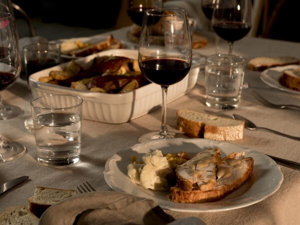 Vinho francês combina mais com jantares clássicos ou momentos casuais?