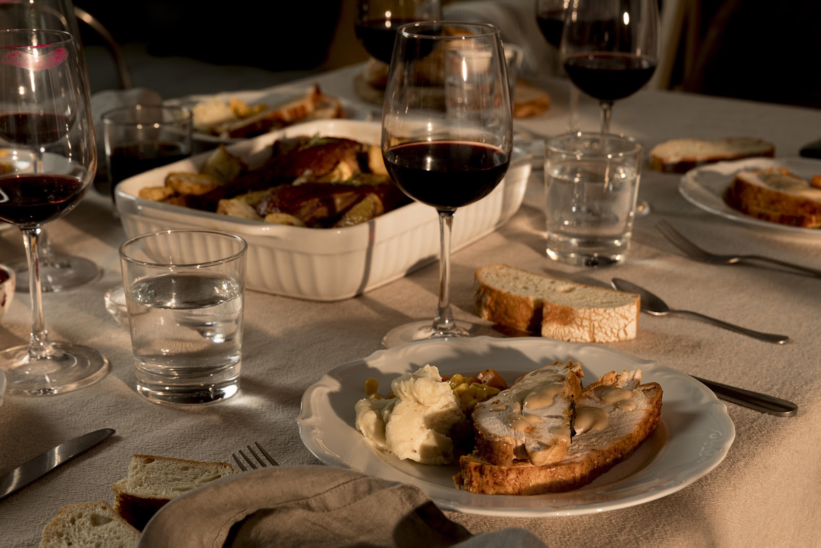 Vinho francês combina mais com jantares clássicos ou momentos casuais?